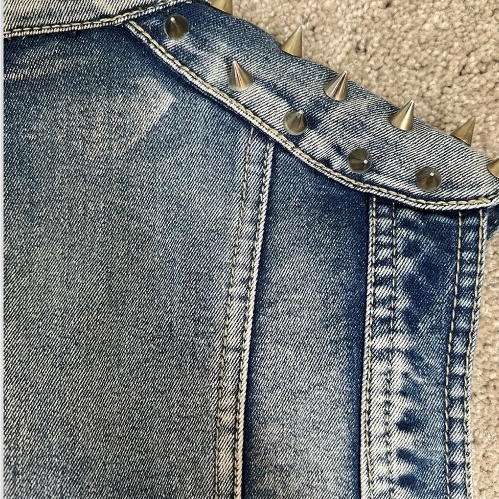 Forever 21 Denim Distressed Vest with Front Zipper Gold Shoulder Studs Size S - Picture 6 of 13